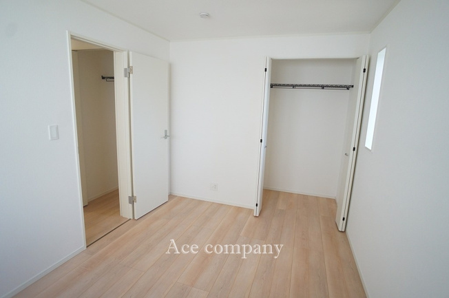 【子供部屋】 | 八尾市新家町2丁目　【2号棟/全3棟】 | 【2階：西側洋室6帖】クローゼット完備です♪