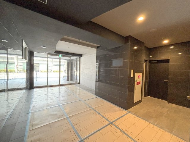 セレニテ新大阪グランデミリューのエントランス