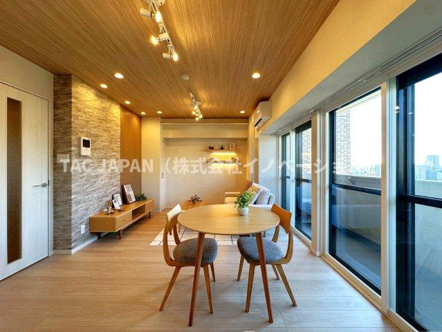 マンションアクロス西巣鴨の居間・リビング|万が一の不具合に対応したアフターサービス保証付きリノベーションでご入居後も安心サポート。お部屋に合わせたエアコン（1台）や家具を設置したモデルルームとしての販売です。ぜひお気軽に見にいらしてください。