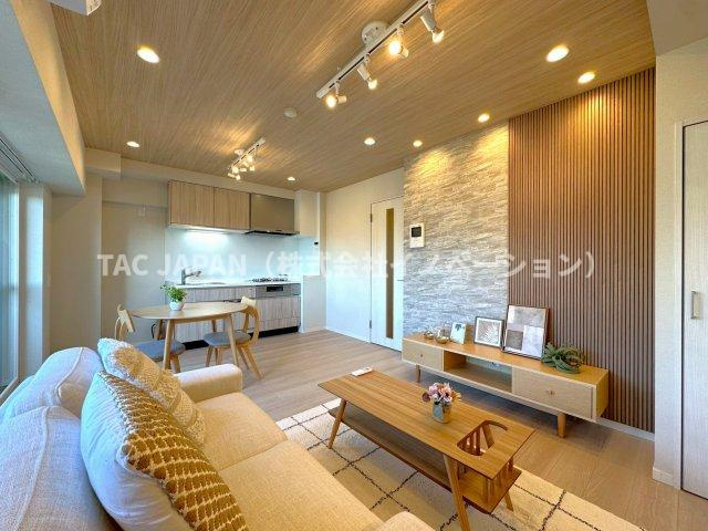 マンションアクロス西巣鴨の居間・リビング|【家具・エアコン付き販売】
日差しがふんだんに注ぐ上質なリビングを創造しました。万が一の不具合に対応したアフターサービス保証付きリノベーションでご入居後も安心サポート。