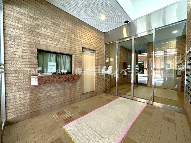 マンションアクロス西巣鴨のエントランス|管理状態の良さが伺える清潔感あるエントランス。都心の生活に欠かせないモニター付きオートロックや防犯カメラなども整っています。