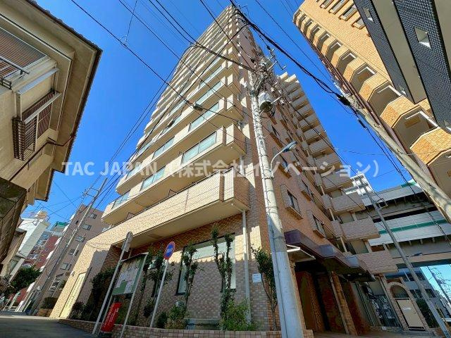 マンションアクロス西巣鴨の外観|都市の利便性と落ち着いた住環境を両立。池袋・巣鴨へ好アクセス。近隣にスーパー・コンビニ充実。管理人常駐で共用部清潔、防音性高くプライバシー確保。落ち着いた住民層で穏やかな暮らしが実現できます。