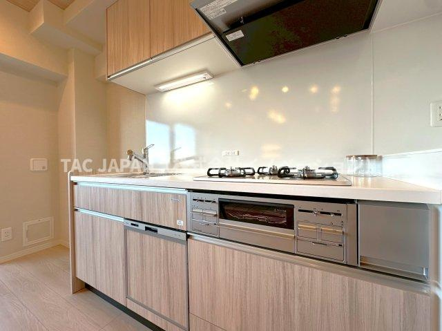 マンションアクロス西巣鴨のキッチン|窓を見れば青空が広がる良ロケーションのキッチン。最後にスイッチONで洗い物が完結できるビルトイン食器洗浄乾燥機・便利な浄水シャワー栓・料理の幅が広がるなどを完備する新品システムキッチン。