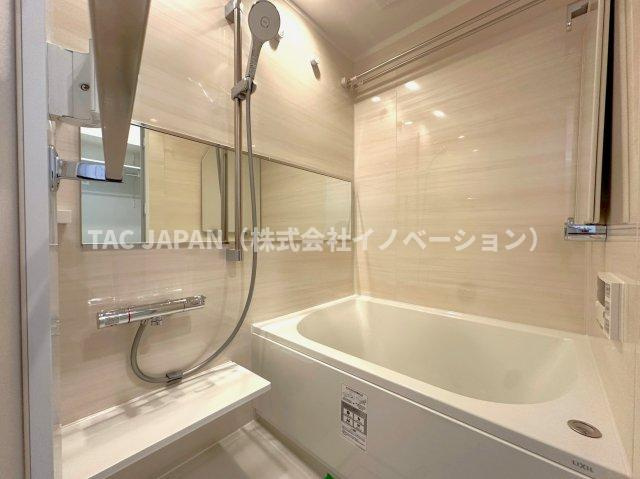 マンションアクロス西巣鴨の浴室|ワンタッチでお湯張りや追炊ができるオートバスと足を伸ばせる浴槽で24時間いつでも快適にリフレッシュできる新品浴室。雨のお洗濯や日頃のメンテナンスなどに役立つ浴室換気乾燥機もしっかり完備しています。