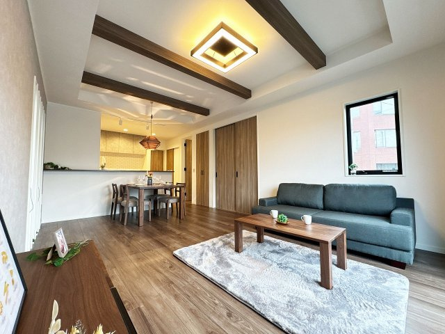 【居間・リビング】 | トラストステージ×カラーズ　富士見市針ヶ谷2丁目8期　全3棟 | リビング上部は折上天井でアクセントをプラス。
天井が高くなり開放感を演出します。