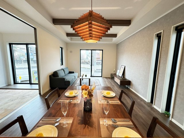 【ダイニング】 | トラストステージ×カラーズ　富士見市針ヶ谷2丁目8期　全3棟 | 暮らしの中心となる場所は家族みんなが心地よく過ごせる空間に。