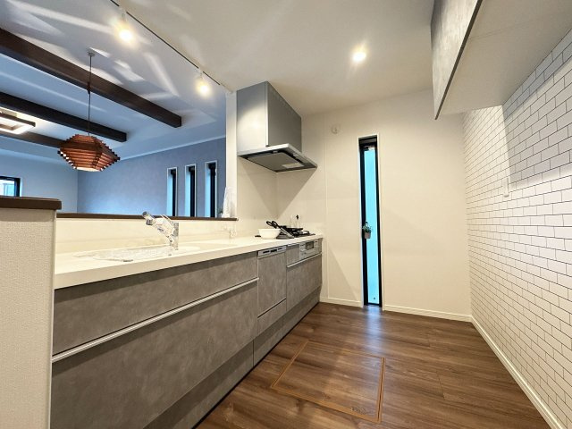 【キッチン】 | トラストステージ×カラーズ　富士見市針ヶ谷2丁目8期　全3棟 | 浄水器一体型水栓付きのシステムキッチンで毎日の家事をサポート！
スライド収納と床下収納を活用し、キッチンまわりをスッキリと整理整頓できます。