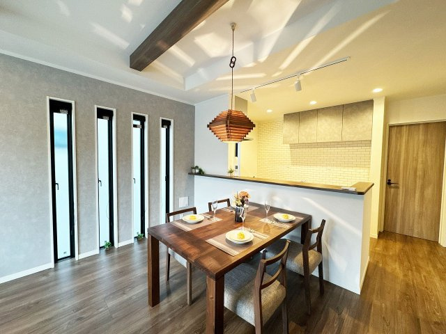 【キッチン】 | トラストステージ×カラーズ　富士見市針ヶ谷2丁目8期　全3棟 | ご家族との会話を楽しめる対面式キッチンを採用しています。