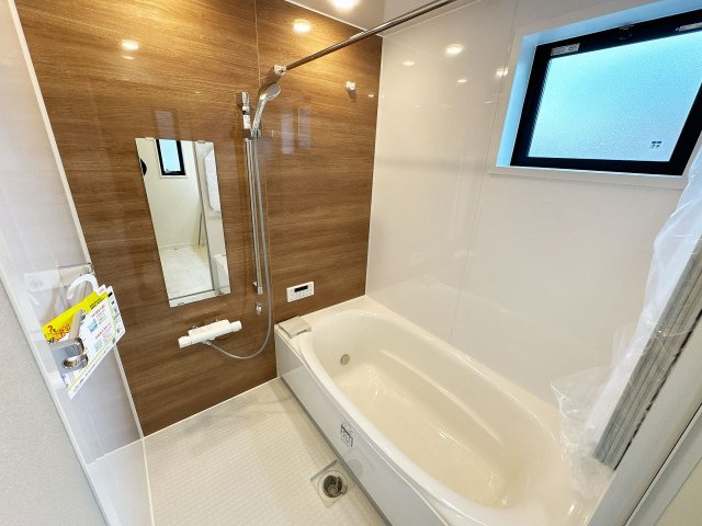 【浴室】 | トラストステージ×カラーズ　富士見市針ヶ谷2丁目8期　全3棟 | ゆったりと足を延ばしてくつろげる浴槽。快適さと機能性を備えた理想の空間。高い保温性能を備えた浴室乾燥暖房機付システムバスで心地よいバスタイムを。