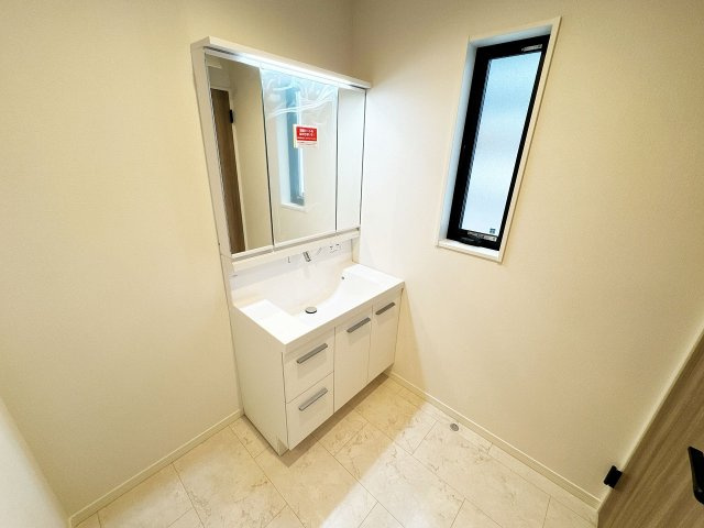 【洗面所】 | トラストステージ×カラーズ　富士見市針ヶ谷2丁目8期　全3棟 | バックガードと洗面ボウルが一体型となった洗面台。左右のカウンターはドライヤーやヘアアイロンなどの仮置きスペースにぴったりです。