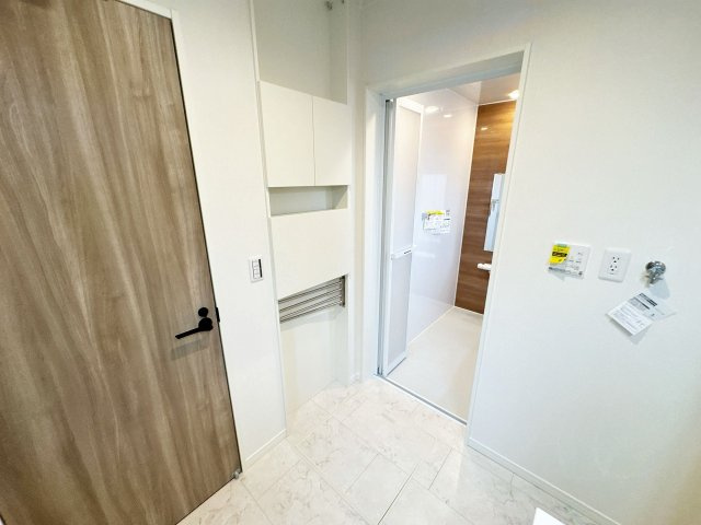 【洗面所】 | トラストステージ×カラーズ　富士見市針ヶ谷2丁目8期　全3棟 | 洗面脱衣室の埋込収納は、タオルや小物類の収納に便利です！