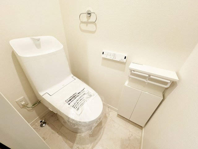 【トイレ】 | トラストステージ×カラーズ　富士見市針ヶ谷2丁目8期　全3棟 | 白でまとめた清潔感のあるトイレ。
収納があることにより、トイレ用品がすっきりと片付きます。