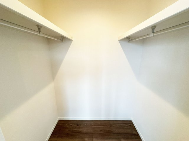 【収納】 | トラストステージ×カラーズ　富士見市針ヶ谷2丁目8期　全3棟 | 主寝室にはウォークイオンクローゼットを完備。シーズンオフの衣類やご家族のお荷物をまとめて収納できます。