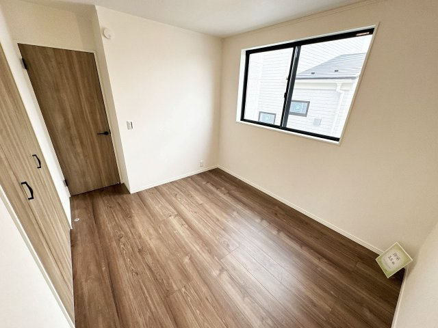 【洋室】 | トラストステージ×カラーズ　富士見市針ヶ谷2丁目8期　全3棟 | 洋室5.6帖
南からの陽光が差し込む洋室。
全室2面採光の心地よいお住まいです。