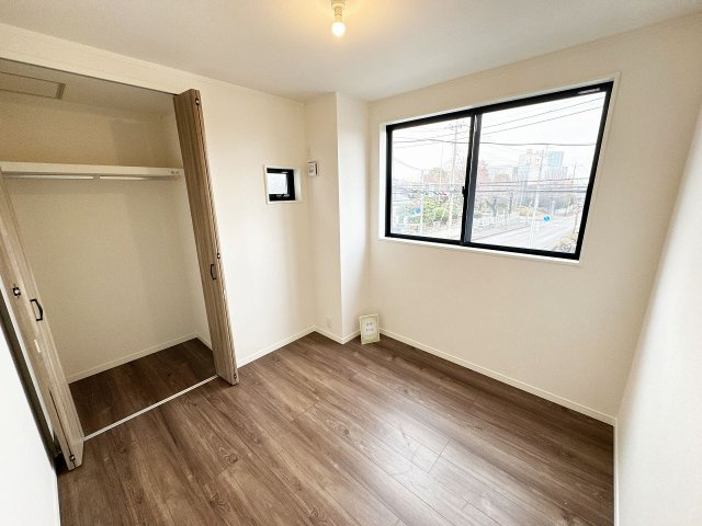 【洋室】 | トラストステージ×カラーズ　富士見市針ヶ谷2丁目8期　全3棟 | 洋室4.4帖。
お部屋の整理整頓がしやすいクローゼット付き。
収納は全居室にございます！