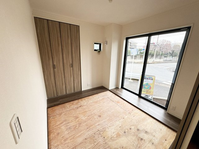 【和室】 | トラストステージ×カラーズ　富士見市針ヶ谷2丁目8期　全3棟 | リビングと繋がる和洋室。
客間やお子様のプレイルームとしても活用できます。