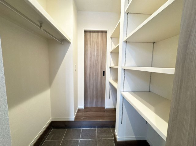 【収納】 | トラストステージ×カラーズ　富士見市針ヶ谷2丁目8期　全3棟 | アウトドア用品やベビーカーの収納に便利なシューズインクロークを完備！