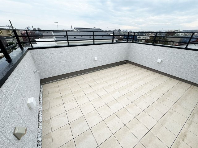 【バルコニー】 | トラストステージ×カラーズ　富士見市針ヶ谷2丁目8期　全3棟 | 壁を高くすることで周囲からの視線を感じることなくリラックスできるプライベート屋上空間。
プールやホームパーティーなどご家族それぞれの使い方ができます！