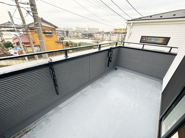 【バルコニー】 | トラストステージ×カラーズ　富士見市針ヶ谷2丁目8期　全3棟 | 広さがあり洗濯物の干しやすいワイドバルコニー。
心地よい風が舞い込むリラックス空間です。