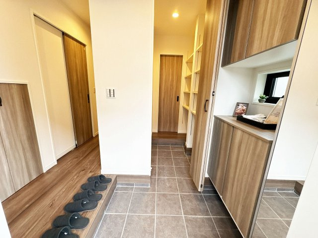 【玄関】 | トラストステージ×カラーズ　富士見市針ヶ谷2丁目8期　全3棟 | シューズインクロークがあることにより整理整頓がしやすく、すっきりとした玄関を保てます。
全身鏡付きのシューズボックスで、お出かけ前の身だしなみチェックもばっちりです！