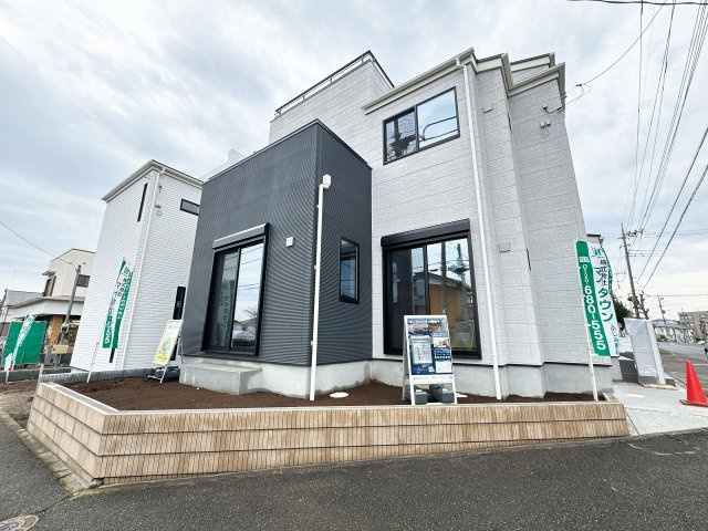 【外観】 | トラストステージ×カラーズ　富士見市針ヶ谷2丁目8期　全3棟 | 角地につき開放感を感じられます！「そらいろ空間(屋上)」を完備し、充実したプライベート空間を満喫できます。