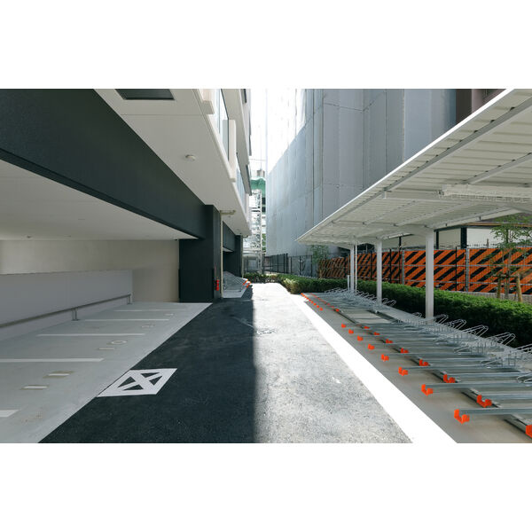 S-RESIDENCE浅間町駅前axial(アクシャル)のその他共用部分|右側:自転車駐輪場 左側:バイク置場