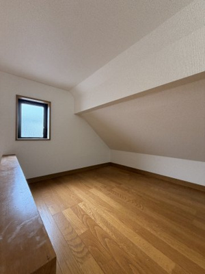 【居間・リビング】 | 安行領根岸　貸戸建 | ロフト付きで使いやすい洋室です