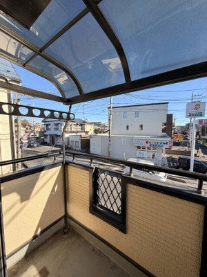 【バルコニー】 | 安行領根岸　貸戸建 | 雨の日でも安心ルーフ付き