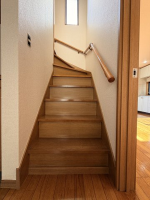 【内装】 | 安行領根岸　貸戸建 | 2階へ上がる階段です！