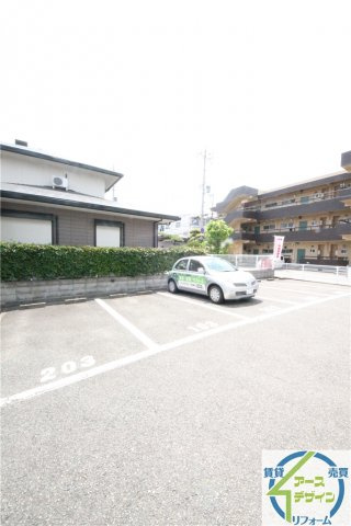 スカイハイツ王塚台の駐車場