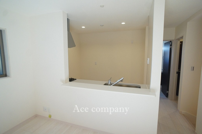 【内観：施工例】 | 東大阪市菱屋西1丁目　【2号棟/全2棟】 | 【同社による同仕様の施工例】玄関人感センサー照明付き☆TVモニターホン完備です☆