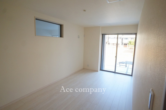 【内観：施工例】 | 東大阪市菱屋西1丁目　【2号棟/全2棟】 | 【同社による同仕様の施工例】トイレは1階と2階の2ヶ所に完備♪ともに同形状のシャワートイレです☆