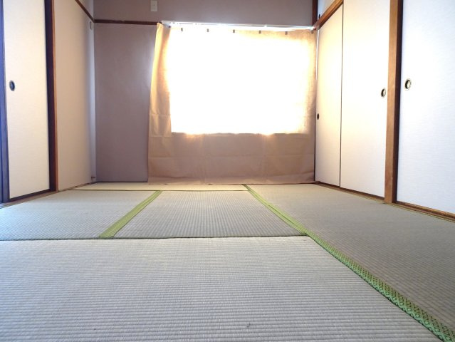 東前ビルの和室