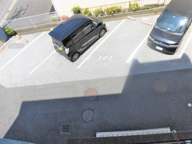東前ビルの駐車場