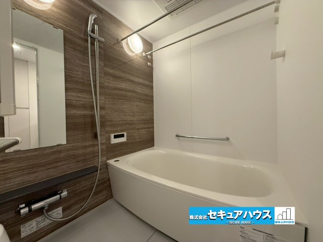 バンベール有松の浴室|【バス】
◆足をのばしながらの入浴で疲れもリフレッシュしてくれます。
◆アクセントパネルによりお洒落な空間に仕上がっています。
◆追い炊き機能を備えたオートバスです。　　　　　　　　　　　　　　　　　