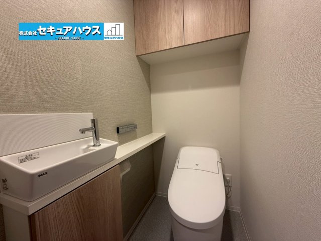 バンベール有松のトイレ|【トイレ】
◆タンクレストイレです。洗面台もついていて、広々としてます。
◆吊戸棚にトイレットペーパーなどを見えない収納でき、スタイリッシュな空間を維持できます。　　　　　　　　　　　　　　　　　　　