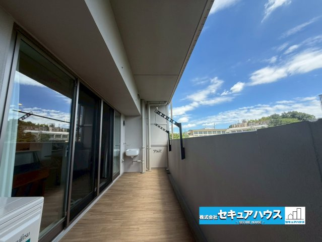 バンベール有松のバルコニー|【バルコニー】
◆ワイドバルコニーには水栓やコンセントもあるので、お子様のプールも実現できます。
◆南向きのため、陽当たり良好で洗濯物もすぐに乾きます♪　　　　　　　　　　　　　　　　　　　　　　　　