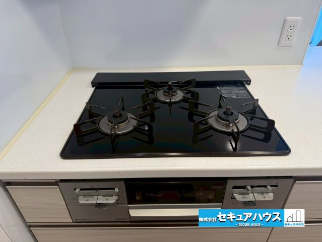 バンベール有松のキッチン|【三口コンロ】
◆三か所で同時に料理が可能です。グリルもあるので日々の料理も快適です。　　　　　　　　　　　　　　　　　　　　　　　　　　　　　　　　　　　　　　　　　　　　　　　　　　　　　　　　　