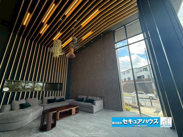 バンベール有松のロビー|ラウンジ：解放感のあるラウンジで来客者にも嬉しい団らんスペースです。（使用細則あり）