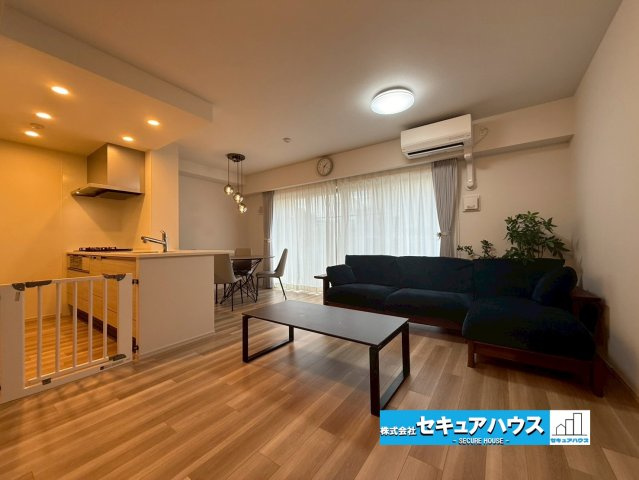 バンベール有松の居間・リビング|【リビング】
◆床暖房つきのため冬でも快適に過ごせます♪
◆LDK広々17.3帖で南向きのため陽当たり良好です。
◆対面式キッチンキッチンのためリビングの様子を見ながら料理することができます。　　　　