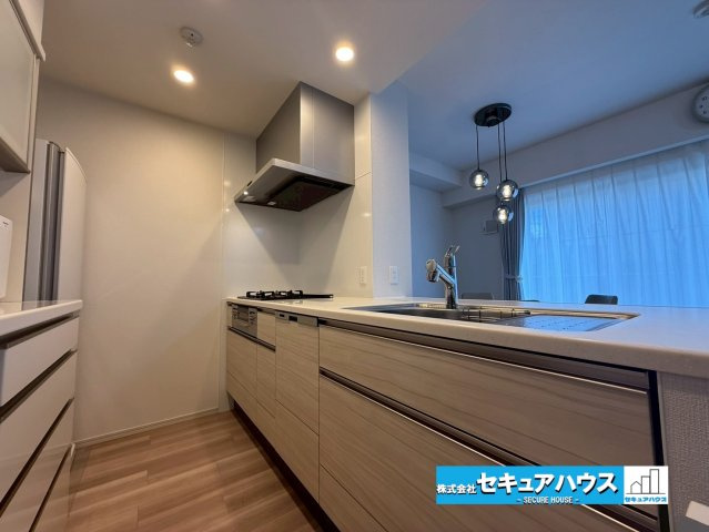 バンベール有松のキッチン|【キッチン】
◆床暖房あり
◆広々としたキッチンで、すれ違うことも可能♪みんなで仲良く料理もできます。
◆スマートレンジフードのためお掃除が楽です。　　　　　　　　　　　　　　　　　　　　　　　　　　