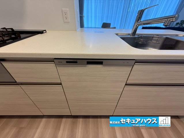 バンベール有松のキッチン|【ビルトイン食洗器】
◆洗浄と感想で日ごろの手間を軽減してくれます。水道代節約にも役立つ一石二鳥な設備です。　　　　　　　　　　　　　　　　　　　　　　　　　　　　　　　　　　　　　　　　　　　　　　