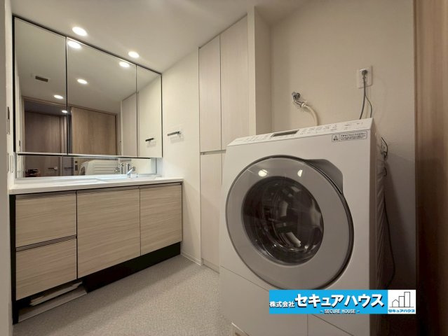 バンベール有松の洗面所|【洗面所】
◆広々としたシンクに大きな三面鏡で、忙しい朝も快適にしてくれます。
◆洗面台横にも収納スペースがあるためタオルや洗剤などをしまうことができます。　　　　　　　　　　　　　　　　　　　　　　