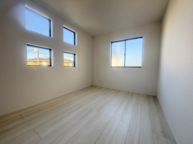 三郷市後谷　新築戸建　全1棟の洋室|オシャレな窓が映える洋室6帖