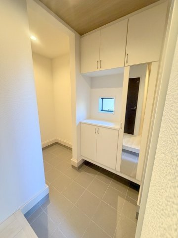 三郷市後谷　新築戸建　全1棟の玄関|シューズボックス・シューズインクロークが付いた収納充実な玄関