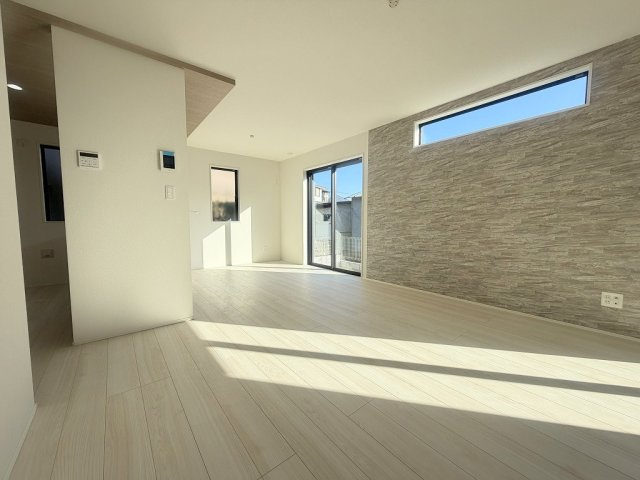 三郷市後谷　新築戸建　全1棟の居間・リビング|アクセントクロスがオシャレなリビング16帖