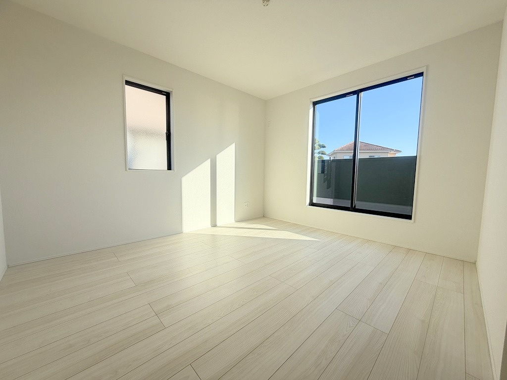 三郷市後谷　新築戸建　全1棟の洋室|バルコニーに面した明るい洋室7.25帖