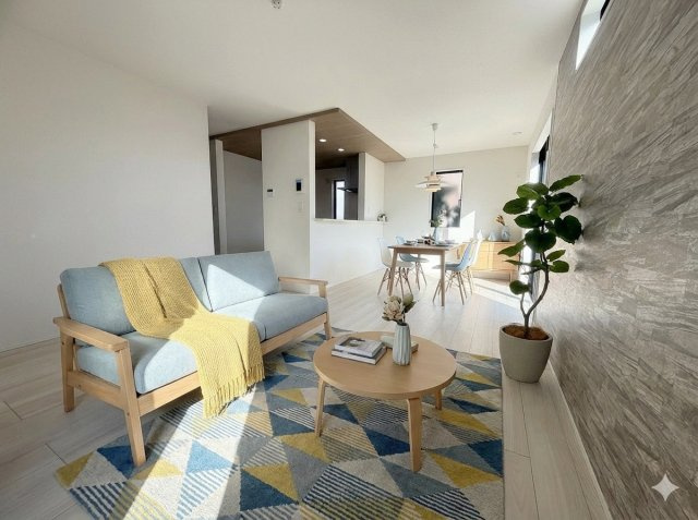 三郷市後谷　新築戸建　全1棟の居間・リビング|現況の物件写真にCGによる画像処理を行っています。家具、家電、小物、カーテン等はイメージはCGです。