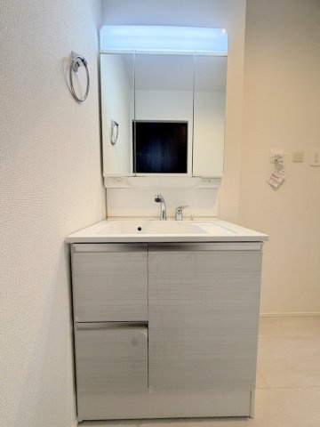 三郷市後谷　新築戸建　全1棟の独立洗面台|三面鏡付きのシャワードレッサーで朝の準備も快適