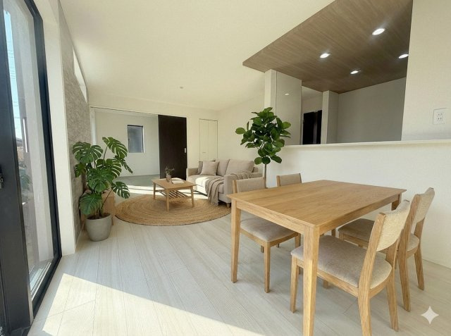 三郷市後谷　新築戸建　全1棟の居間・リビング|現況の物件写真にCGによる画像処理を行っています。家具、家電、小物、カーテン等はイメージはCGです。